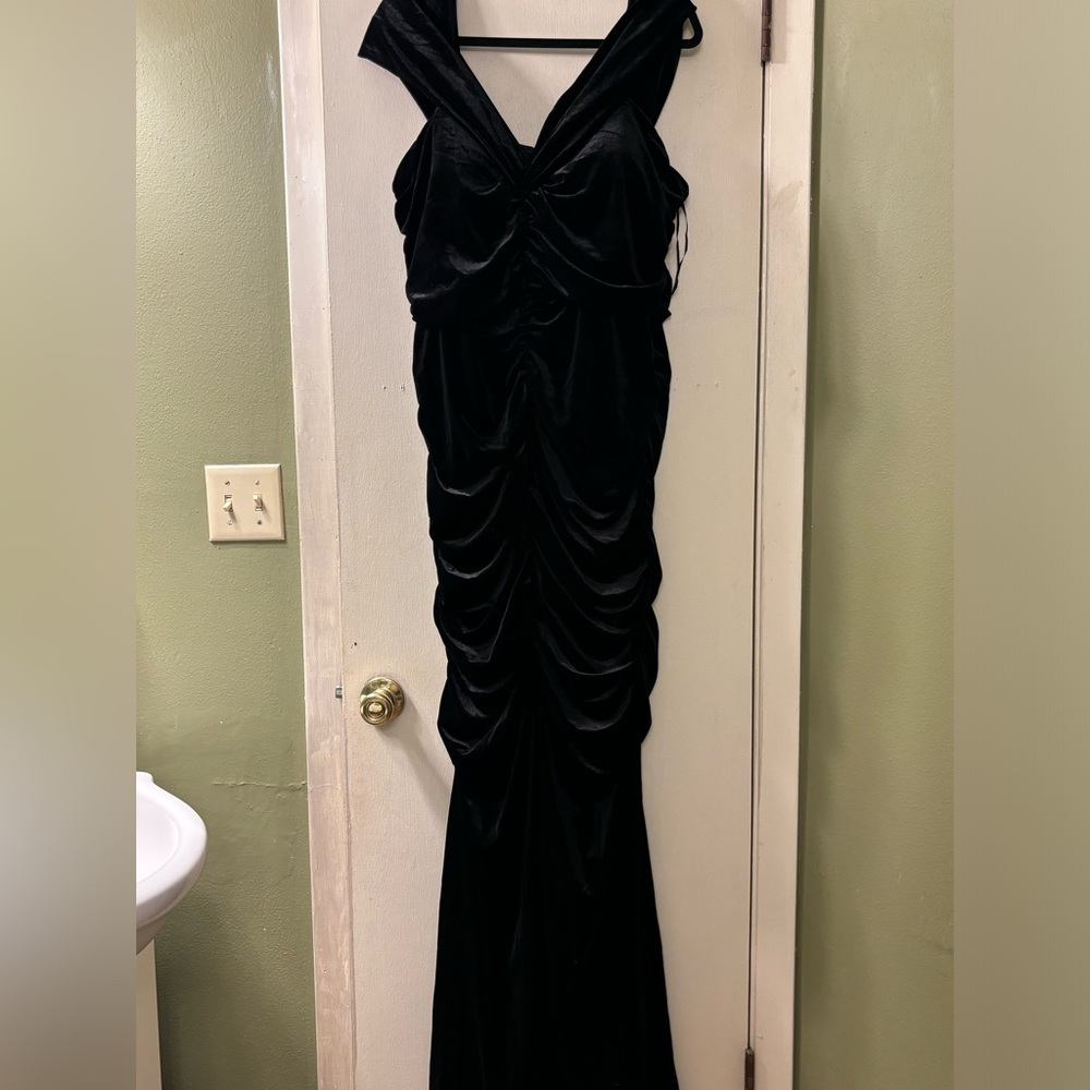 ***Brand New*** Fashion Nova 3XL velvet gown